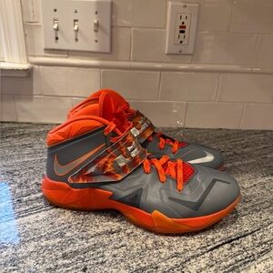 Men’s LeBron Nike Zoom Soldier Gray Orange 609679-003 Size 10.5